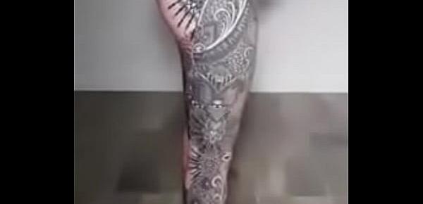  A maior tatuagem em uma mulher